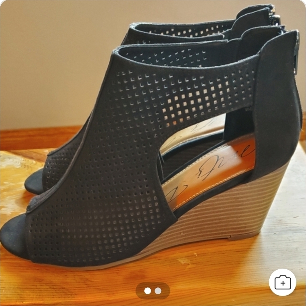 NWT Black Peep-Toe Wedges Cut Out Perforated Top Womens 7.5 Wooden Stacked Heel